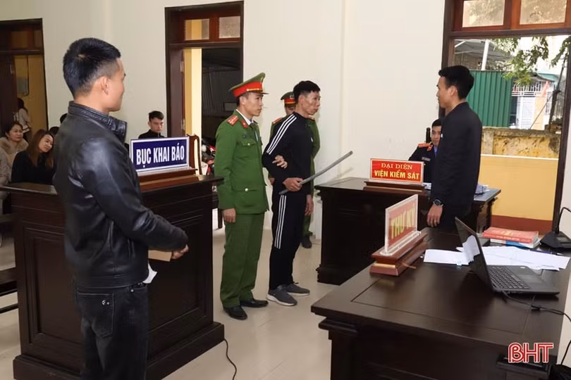 Dùng tuýp sắt đến “giải cứu” con rể, bố vợ nhận... bản án 24 tháng tù giam