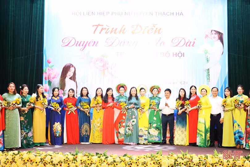 Phụ nữ Thạch Hà thanh lịch trong chương trình “Duyên dáng áo dài”