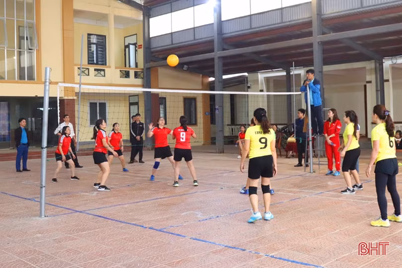 Giải bóng chuyền chào mừng đại hội công đoàn các cấp ở Vũ Quang