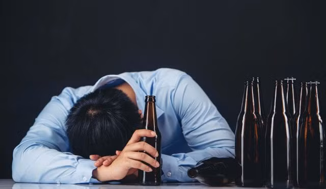 Uống rượu khi đói nguy hiểm thế nào?