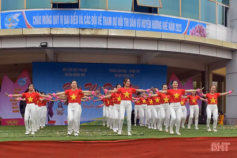 Chị em phụ nữ Hương Khê thi dân vũ mừng ngày 8/3