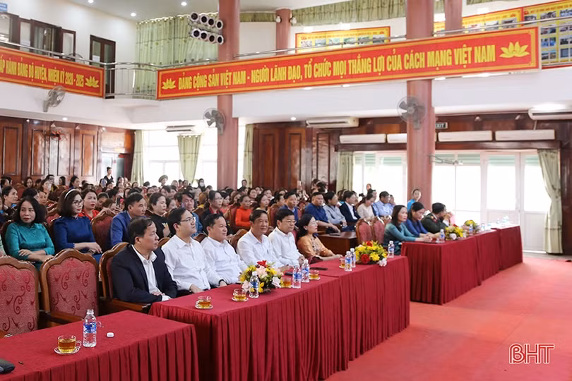 Phụ nữ Thạch Hà thanh lịch trong chương trình “Duyên dáng áo dài”