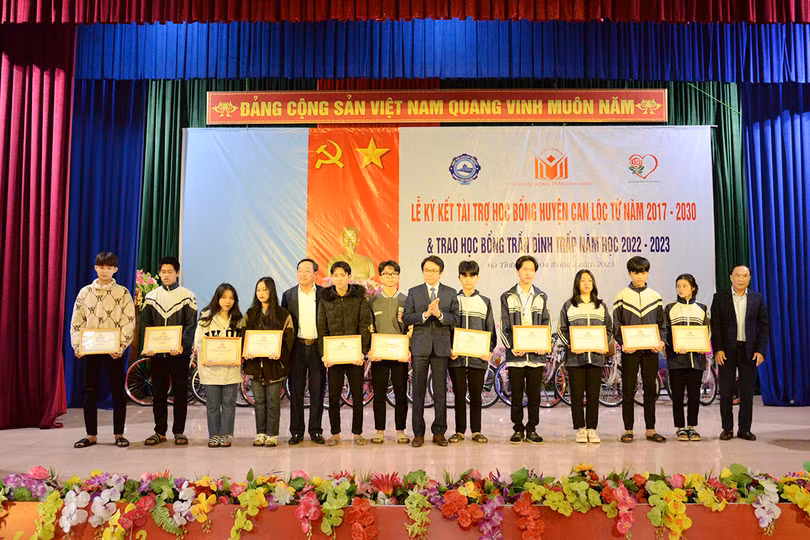 Quỹ học bổng Trần Đình Trấp tài trợ học bổng 3 tỷ đồng cho học sinh khó khăn ở Can Lộc