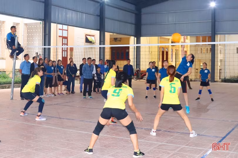 Giải bóng chuyền chào mừng đại hội công đoàn các cấp ở Vũ Quang