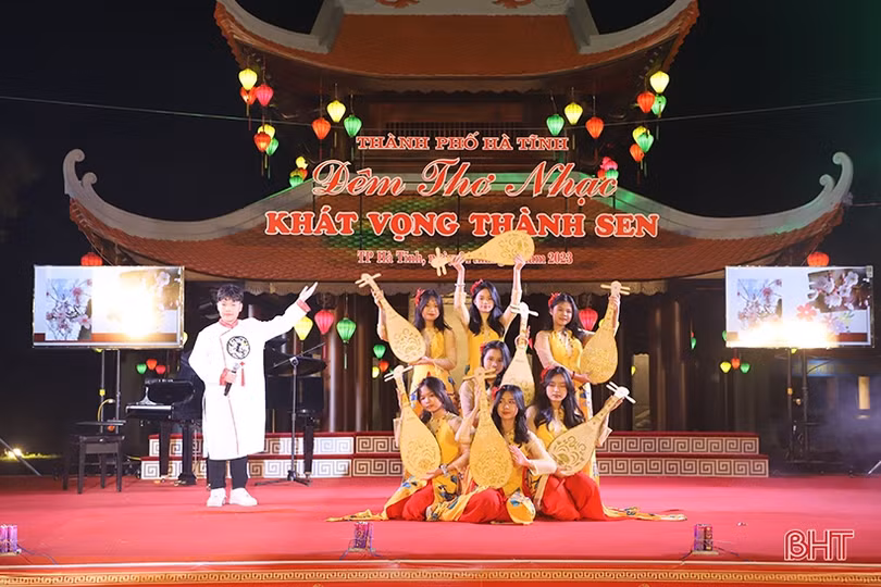 Tưng bừng lễ hội “Thành Sen rước đèn Trung thu”