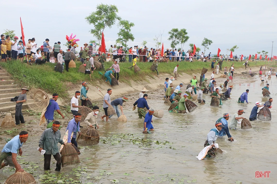 Sôi nổi lễ hội bắt cá truyền thống ở xã ven đô TP Hà Tĩnh
