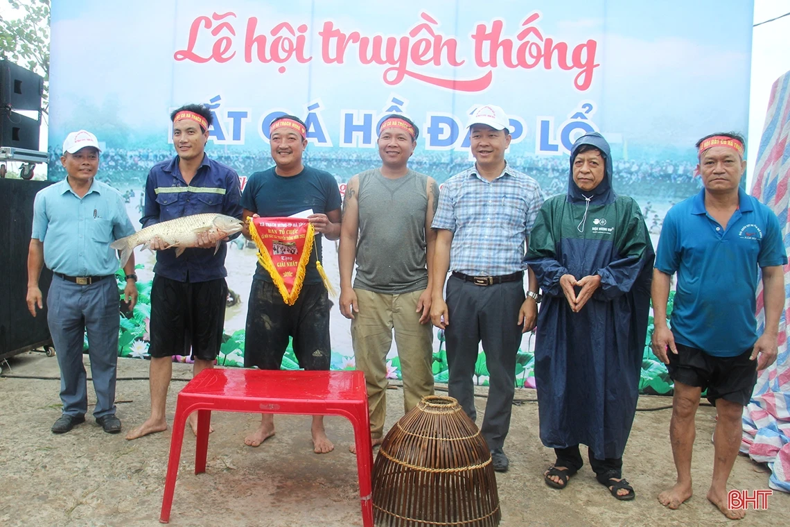 Sôi nổi lễ hội bắt cá truyền thống ở xã ven đô TP Hà Tĩnh