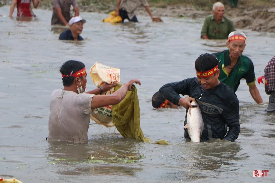 Sôi nổi lễ hội bắt cá truyền thống ở xã ven đô TP Hà Tĩnh