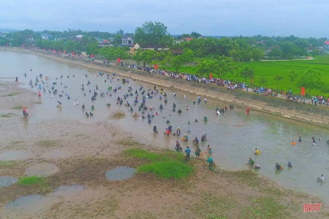 Sôi nổi lễ hội bắt cá truyền thống ở xã ven đô TP Hà Tĩnh