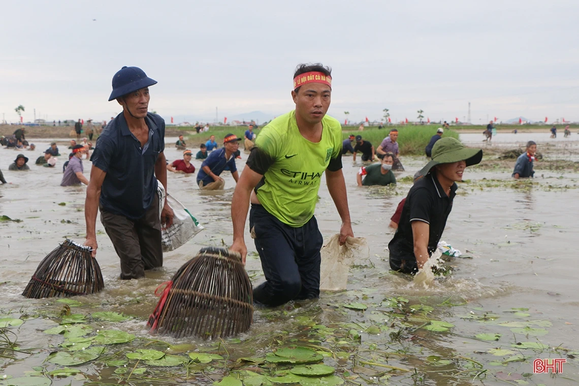 Sôi nổi lễ hội bắt cá truyền thống ở xã ven đô TP Hà Tĩnh