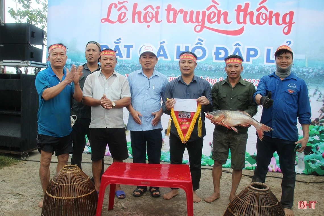 Sôi nổi lễ hội bắt cá truyền thống ở xã ven đô TP Hà Tĩnh