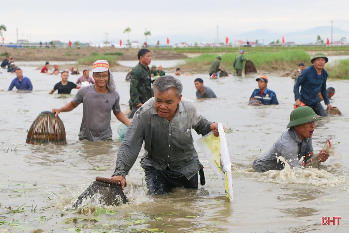 Sôi nổi lễ hội bắt cá truyền thống ở xã ven đô TP Hà Tĩnh