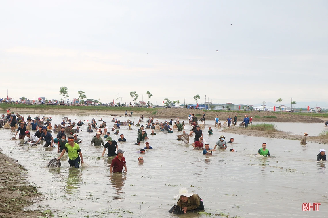 Sôi nổi lễ hội bắt cá truyền thống ở xã ven đô TP Hà Tĩnh
