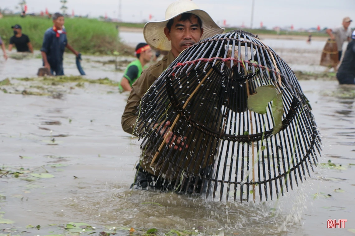 Sôi nổi lễ hội bắt cá truyền thống ở xã ven đô TP Hà Tĩnh