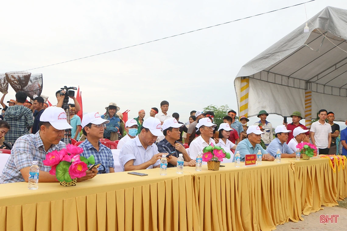 Sôi nổi lễ hội bắt cá truyền thống ở xã ven đô TP Hà Tĩnh