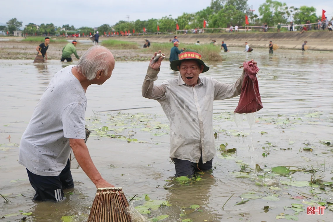 Sôi nổi lễ hội bắt cá truyền thống ở xã ven đô TP Hà Tĩnh