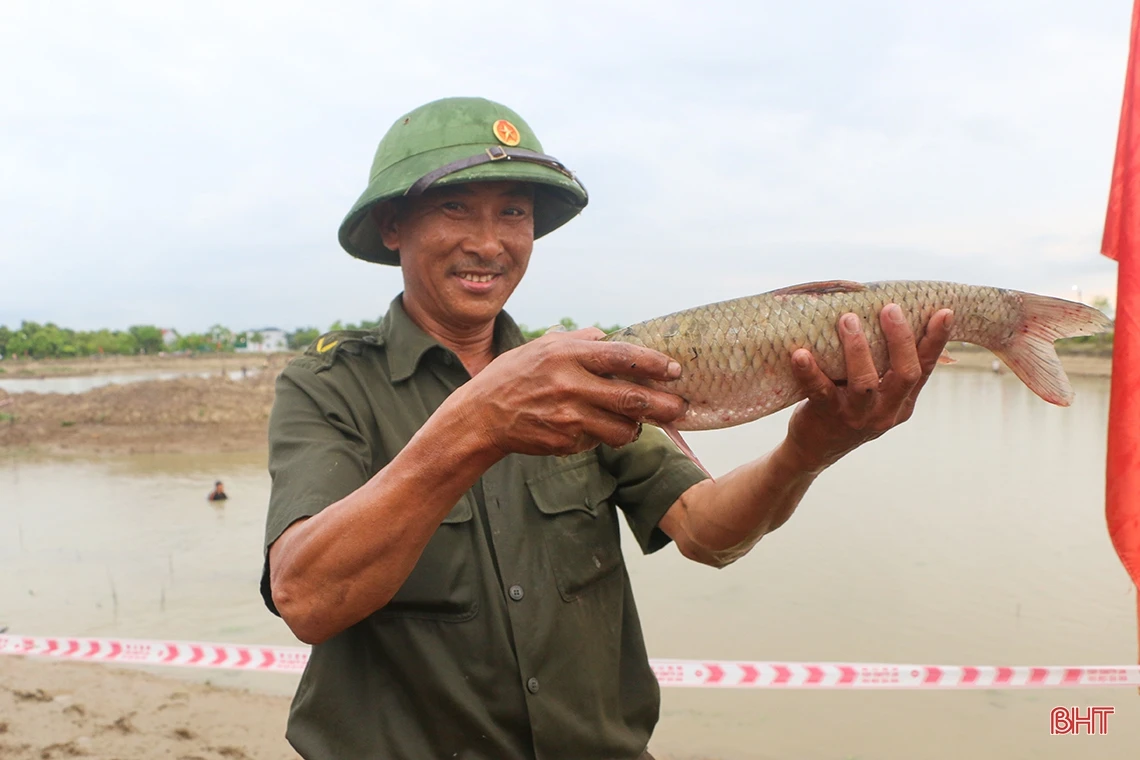 Sôi nổi lễ hội bắt cá truyền thống ở xã ven đô TP Hà Tĩnh