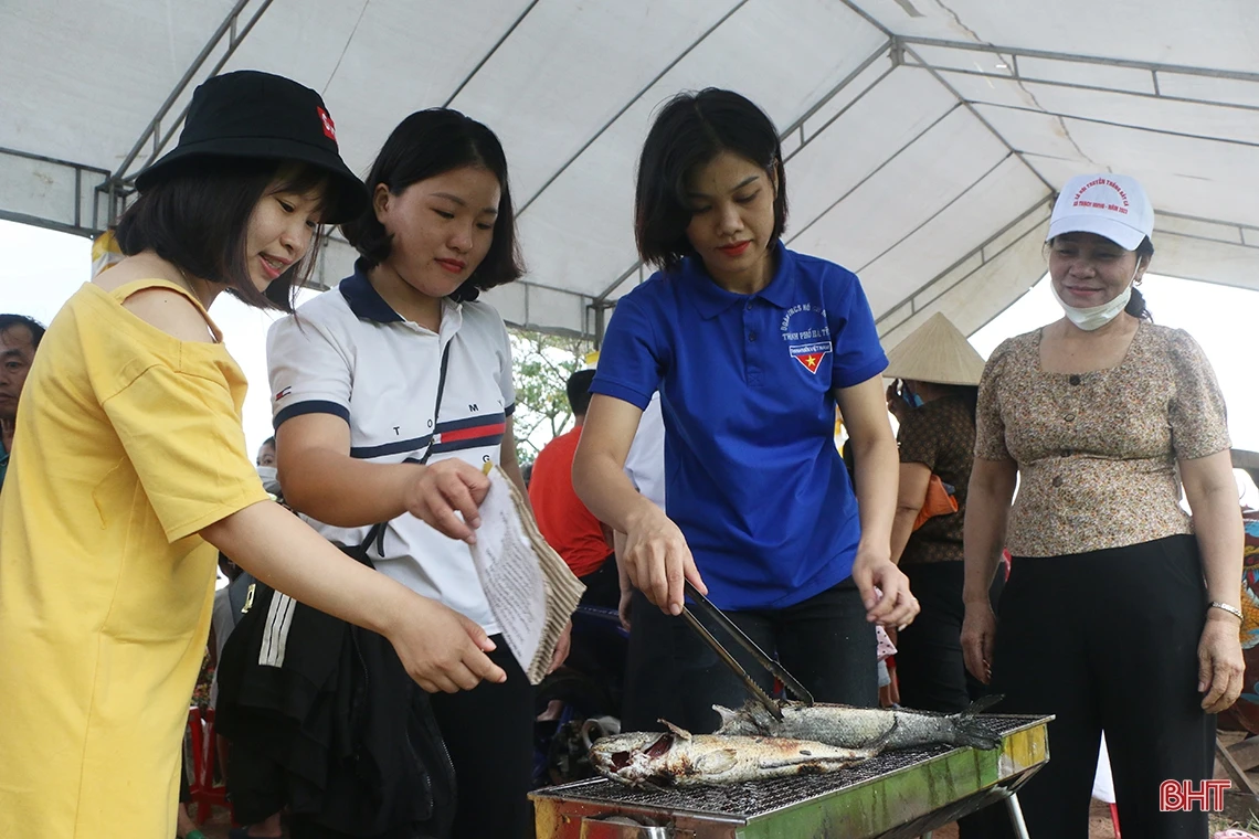 Sôi nổi lễ hội bắt cá truyền thống ở xã ven đô TP Hà Tĩnh