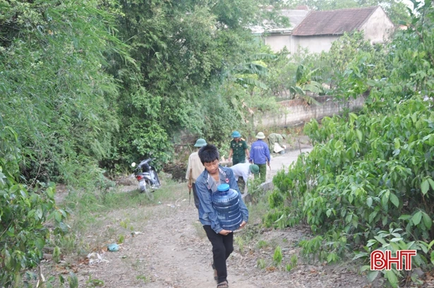 Chuyện những người “cõng nước” cứu rừng