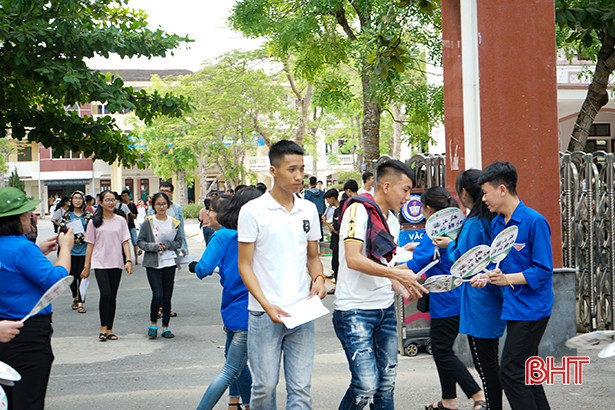 Hơn 16.800 thí sinh làm thủ tục thi THPT quốc gia tại Hà Tĩnh