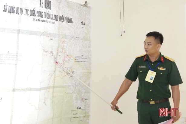 Trợ lý dân quân tự vệ cấp huyện Hà Tĩnh thi điều lệnh, bắn súng tiểu liên