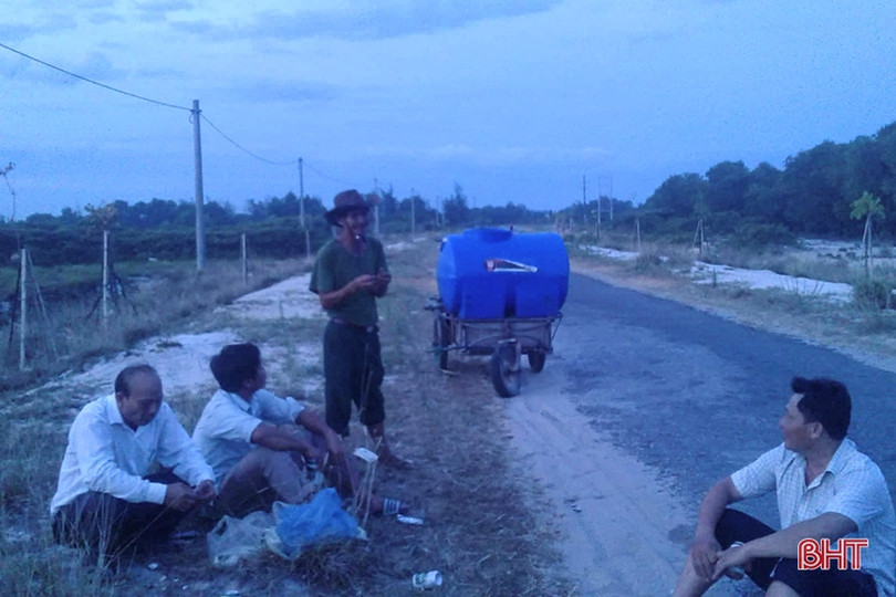 Cán bộ và người dân vùng đất cát Hà Tĩnh kéo xe “giải cứu” cây xanh