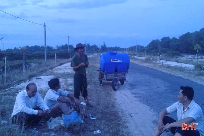 Cán bộ và người dân vùng đất cát Hà Tĩnh kéo xe “giải cứu” cây xanh