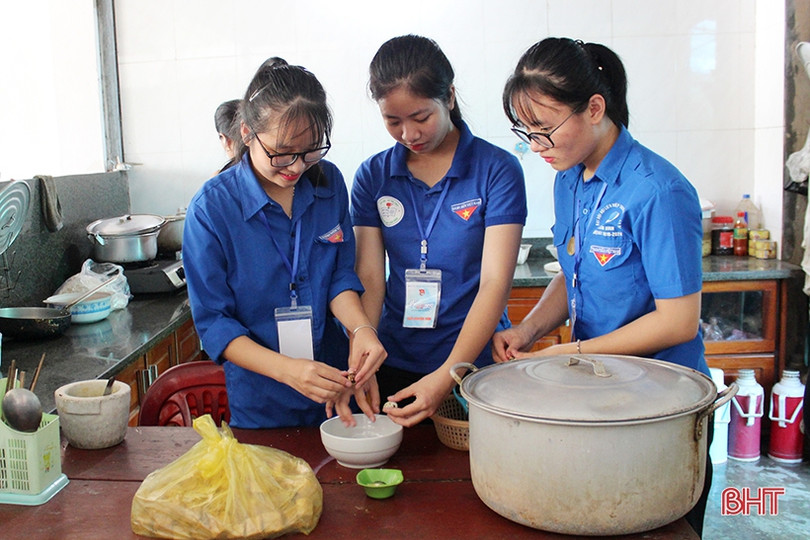 Đoàn trường THPT Cẩm Bình nấu ăn miễn phí cho thí sinh ở xa