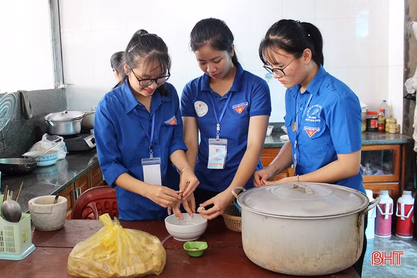 Đoàn trường THPT Cẩm Bình nấu ăn miễn phí cho thí sinh ở xa