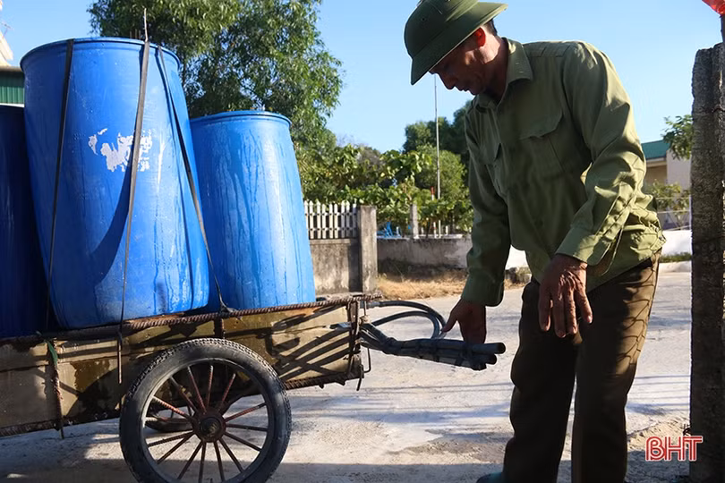 Cán bộ và người dân vùng đất cát Hà Tĩnh kéo xe “giải cứu” cây xanh