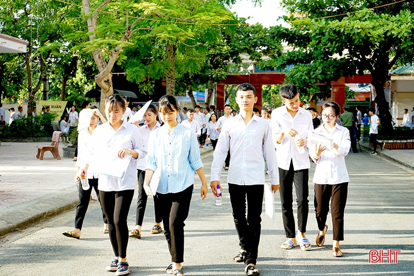 Sỹ tử Hà Tĩnh đội nắng, tự tin bước vào kỳ thi THPT quốc gia