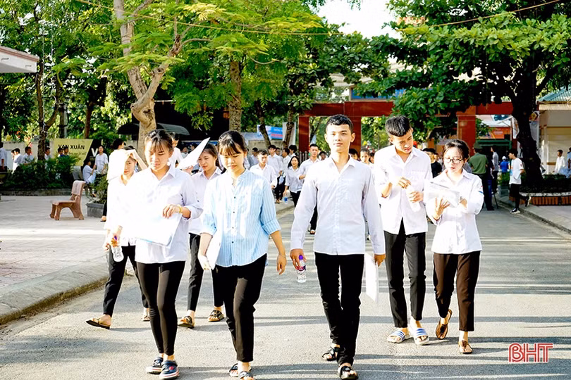 Sỹ tử Hà Tĩnh đội nắng, tự tin bước vào kỳ thi THPT quốc gia