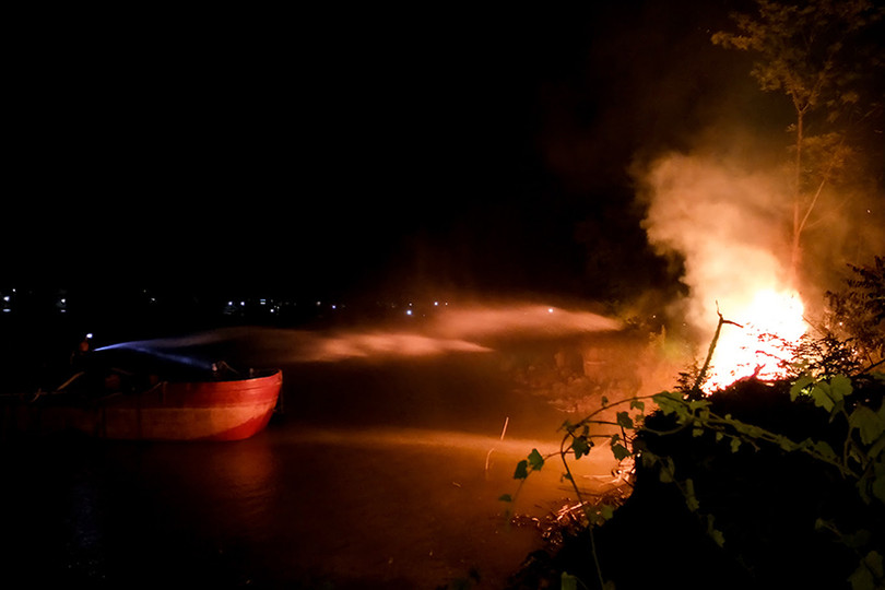 Cháy ven đê Đức Thọ, gần 100 người chung sức “đánh giặc lửa”