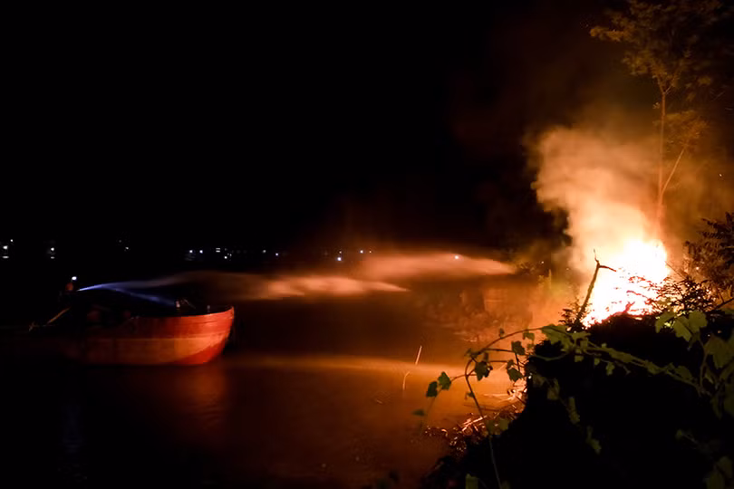 Cháy ven đê Đức Thọ, gần 100 người chung sức “đánh giặc lửa”