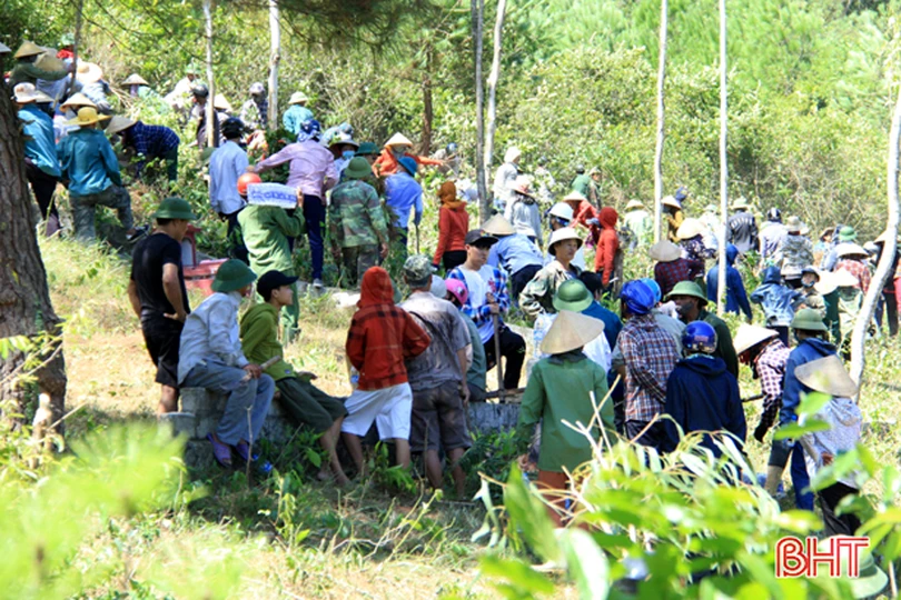 Lần thứ 3 đám cháy bùng phát, 500 người đổ về rừng Xuân Hồng dập lửa