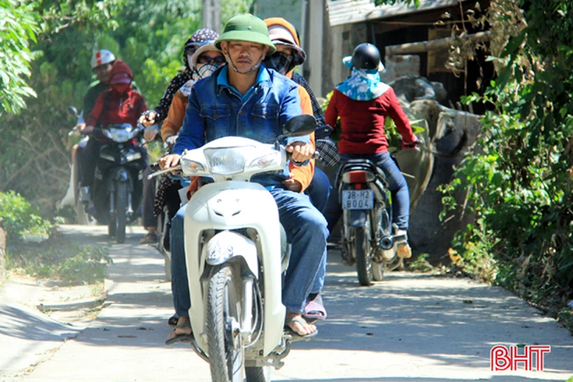 Lần thứ 3 đám cháy bùng phát, 500 người đổ về rừng Xuân Hồng dập lửa