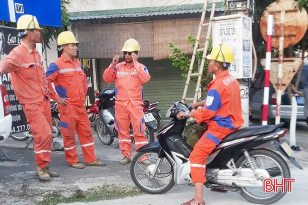 Cháy rừng dai dẳng, Điện lực Nghi Xuân sẵn sàng phương án xử lý sự cố