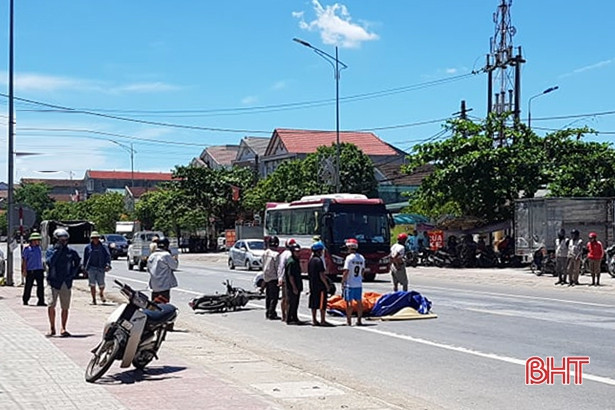 Hà Tĩnh: Va chạm với xe khách, người đàn ông tử vong tại chỗ