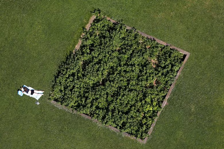 Muôn kiểu hạ nhiệt của người dân châu Âu trong đợt nắng nóng kỷ lục