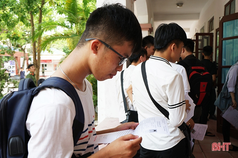 Sỹ tử Hà Tĩnh đội nắng, tự tin bước vào kỳ thi THPT quốc gia