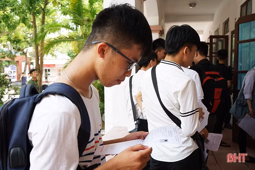 Sỹ tử Hà Tĩnh đội nắng, tự tin bước vào kỳ thi THPT quốc gia