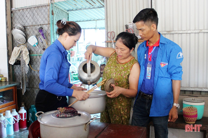 Đoàn trường THPT Cẩm Bình nấu ăn miễn phí cho thí sinh ở xa