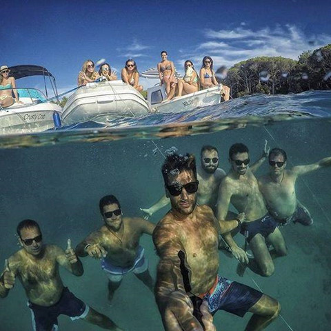 Muôn kiểu check-in bá đạo cùng hội bạn thân khi đi du lịch ảnh 17 Muôn kiểu check-in bá đạo cùng hội bạn thân khi đi du lịch