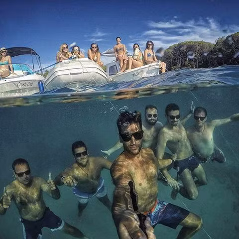 Muôn kiểu check-in bá đạo cùng hội bạn thân khi đi du lịch