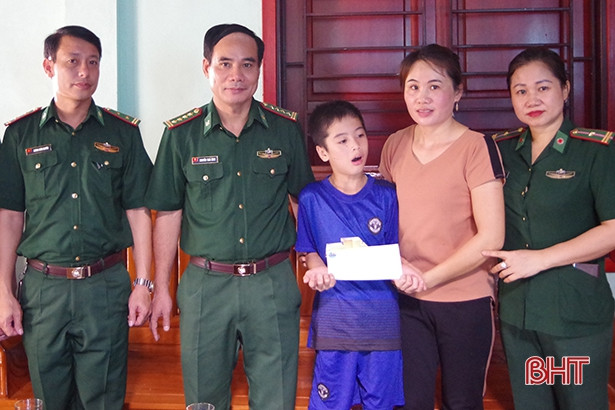 BĐBP Hà Tĩnh trao quà động viên con cán bộ, chiến sỹ mắc bệnh hiểm nghèo
