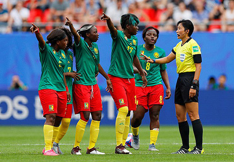 Trọng tài nam sắp phải điều hành World Cup... nữ