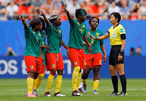 Trọng tài nam sắp phải điều hành World Cup... nữ