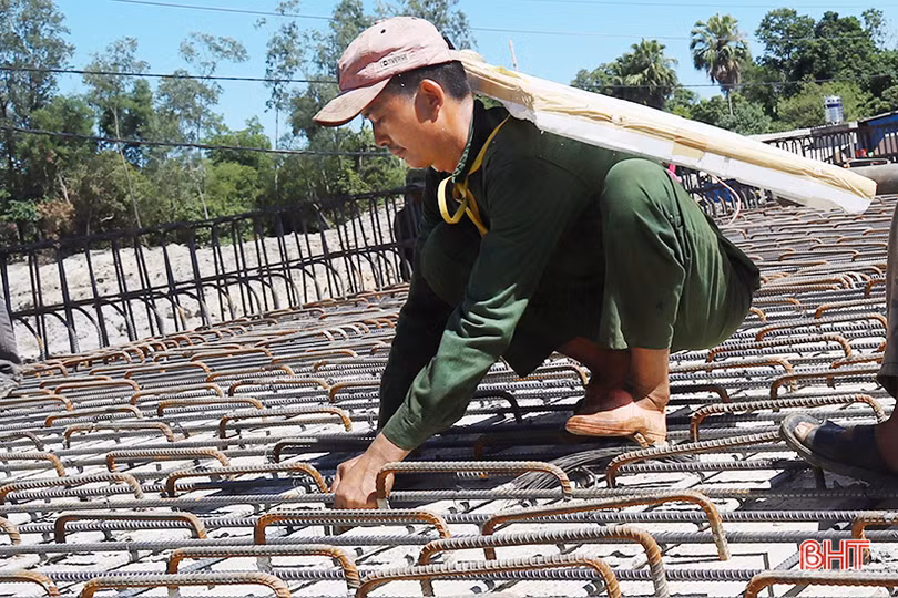 “Vượt nắng” trên công trường dự án tưới tiêu Bắc Thạch Hà