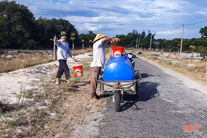 Cán bộ và người dân vùng đất cát Hà Tĩnh kéo xe “giải cứu” cây xanh