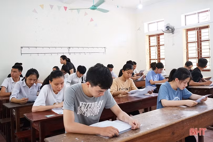 Sỹ tử Hà Tĩnh đội nắng, tự tin bước vào kỳ thi THPT quốc gia